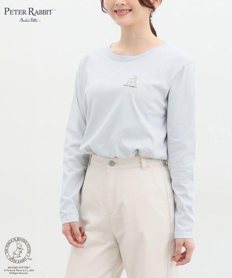 刺繍デザインのオートミールとサックスは、大人女性でも着こなすことができます／出所：ハニーズ公式通販 ピーターラビット(TM)／Tシャツ