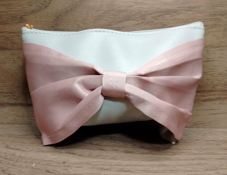 筆者撮影（セリア、フラットポーチビッグリボン付）