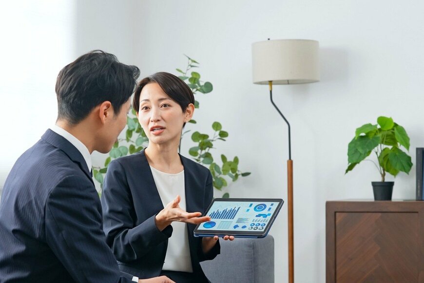 株式分割で株は安く買えるようになる？株価5000円の株を1株→5株に分けると最低購入額は50万円から10万円に。配当の利回りは、1株あたりの配当が分割の比率で調整されれば前から100株持つ人も分割後に100株買う人も同じで、差が出るのは株主優待の必要な株数