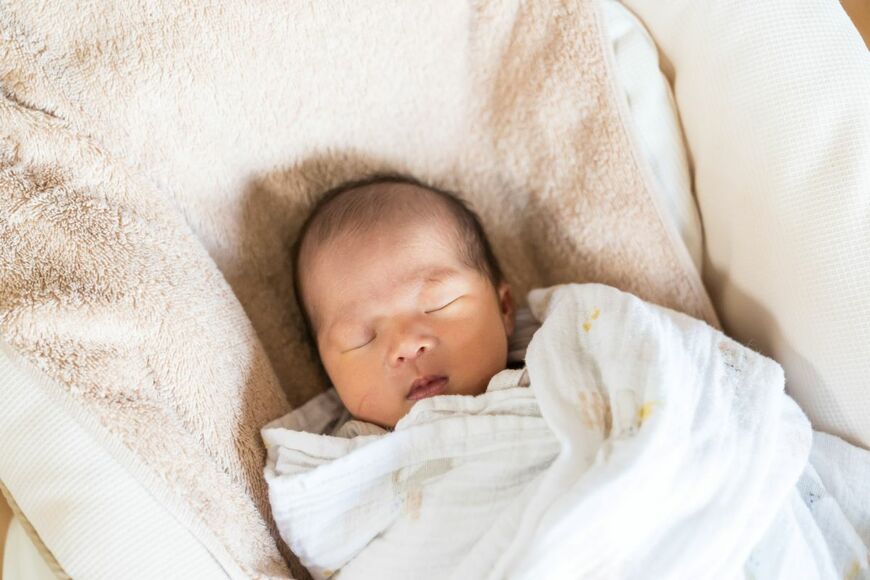 寝室で眠る「赤ちゃんと母親」に違和感　あまりにもシュールな挑戦に「1度は体験してみたいと思いますよね」