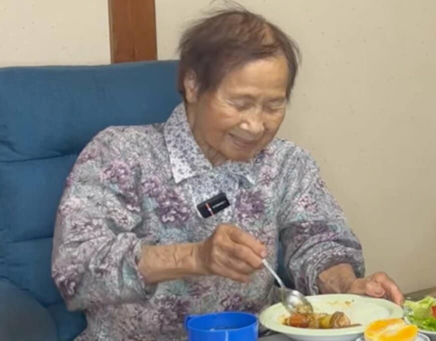 【94歳長寿飯】おばあちゃんが孫のために作る“ひき肉カレーと福神漬け”に称賛の声　和やかな食事風景に癒される人が続出