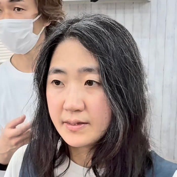 「約1年ぶり」のカットで来店したロングヘア女性…プロの施術で「すっきりショート」へ変身！“軽さとふんわり感”両立した素敵な仕上がりに