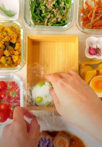【丸おにぎり弁当 】色鮮やかで春を感じる桜の花がポイント！詰め方のアイディアに感心する声も