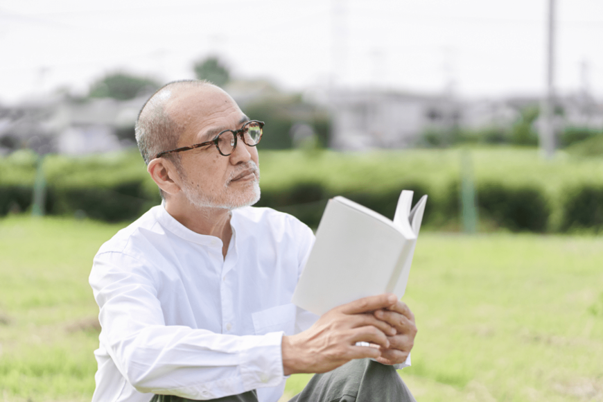 70歳代「おひとりさま」の貯蓄額は平均いくら？厚生年金と国民年金の年金月額もチェック