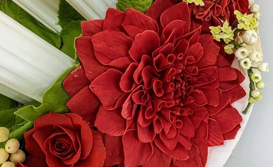 真っ赤なダリアやバラをよく見てみると…まさかの驚きの正体に「うそでしょ」「本物にしか見えない」