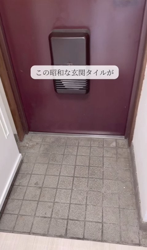 【築35年アパート】「昭和感ある玄関」を二級建築士の女性がDIY→タイルの貼り替えでモダンな印象に大変身！