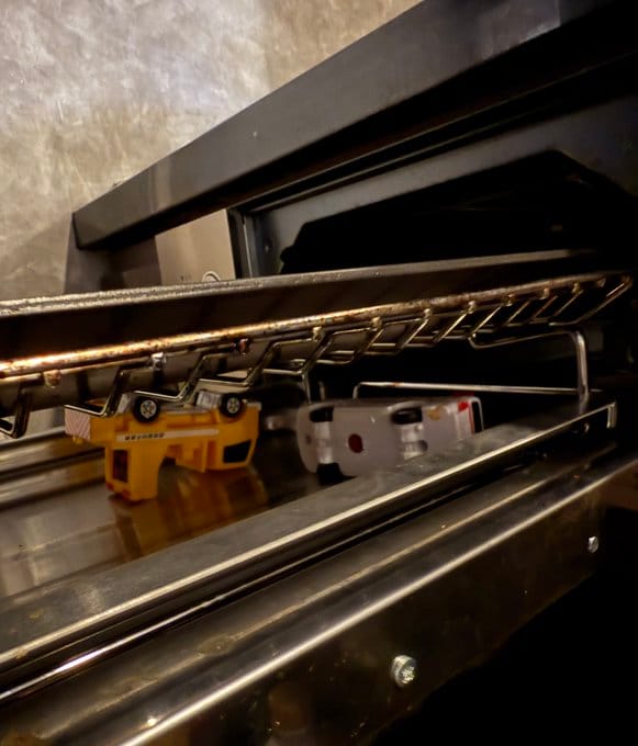 子供がミニカーを置いた場所