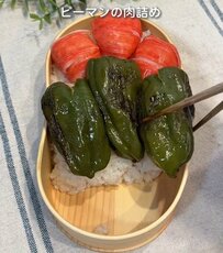 パートナーに作る【いちご型おにぎりの弁当】ボリューム満点なピーマンの肉詰めと、かわいい見た目に反響