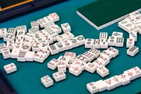  「街中の白Tシャツ」が勝手に仲間となる？　麻雀牌モチーフのTシャツに思わず笑ってしまう