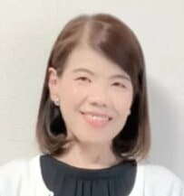 UNIQLOのボーダーカーディガンと黒ワンピの60代コーデ。ボタンをすべて開けるだけで着痩せする手順と仕上がり