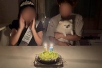 お姉ちゃんの誕生日会で「自分が主役じゃない」と気づいた犬　テンションだだ下がりな顔がたまらない
