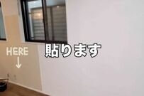【壁紙DIY】ソファ後ろの汚れた壁が、新しい壁紙で理想の空間へ！窓枠やコンセント周りも丁寧に仕上げて見違えるほど美しい壁に