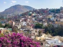 世界一周旅行で訪れたメキシコのとある街　「アニメ映画を思わせる美しい街並み」がSNSで話題に