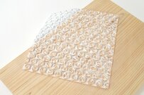 木の板にふわっと乗せた気泡緩衝材　錯覚を起こすリアルな作品に「神業」「理解が追い付かない」