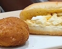 愛知県の道の駅で味わう「カレーパンとコッペパン」　特産品の大葉とうずらが楽しめるご当地パンに「うめぇ…」