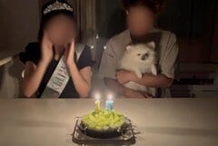 お姉ちゃんの誕生日会で「自分が主役じゃない」と気づいた犬 テンションだだ下がりな顔がたまらない