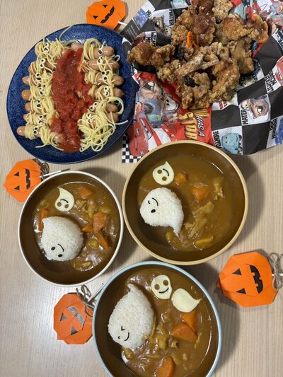 おばけのデコレーションがかわいい、子ども達のカレーライス