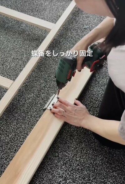 木材に蝶番をしっかりと固定していきます