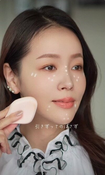 白を置いたあと、引きずらずにスポンジでなじませる