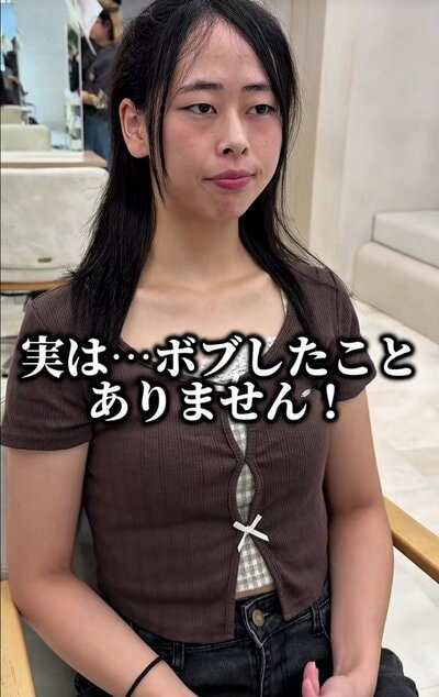 胸のあたりまで届く、クセのある黒髪の来店時の様子