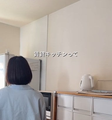 【キッチン収納DIY】賃貸キッチンの〈デッドスペース〉　ウォールシェルフで〈すっきり大容量な収納スペース〉が完成
