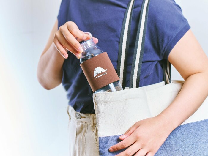 実容量500mlのクリアボトルと専用のボトルカバーもセット