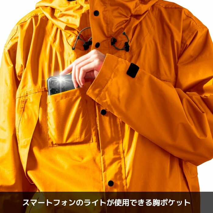 右胸にはスマートフォンを入れられるポケットが付いています