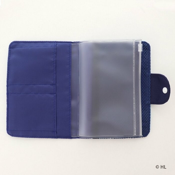 2つあるカードポケットにはポイントカードや診察券を、チャック付きのクリアポケットには領収書を収納