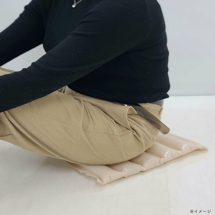 付属のストローで空気を吹き込むだけで快適なクッションに早変わりします