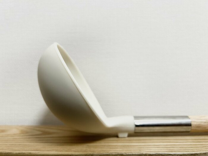 キッチンが汚れないよう、先端のすくう部分が浮く仕様になっています