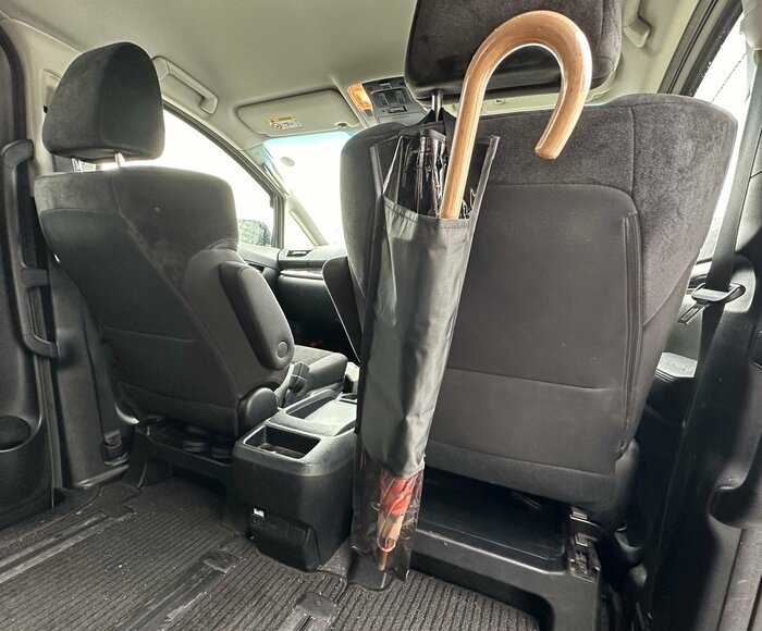 一番長い状態の傘ホルダーに全長73cmの傘を収納した様子