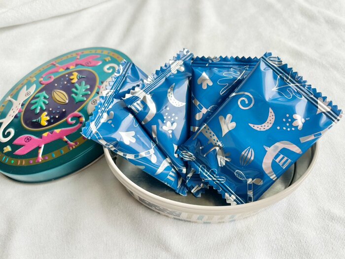 個包装されたチョコレートが4枚入っている