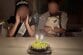 お姉ちゃんの誕生日会で「自分が主役じゃない」と気づいた犬　テンションだだ下がりな顔がたまらない
