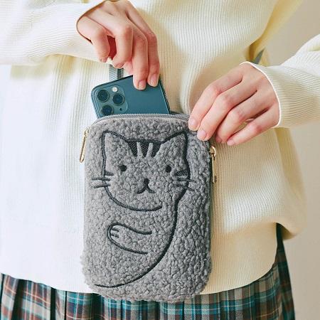 出所：株式会社フェリシモ 『もふもふ猫が身軽なお出かけをお手伝い「スマホがサッと取り出せる ゆるふわ猫のポケットポーチ」がフェリシモ「猫部TM」から新登場！』