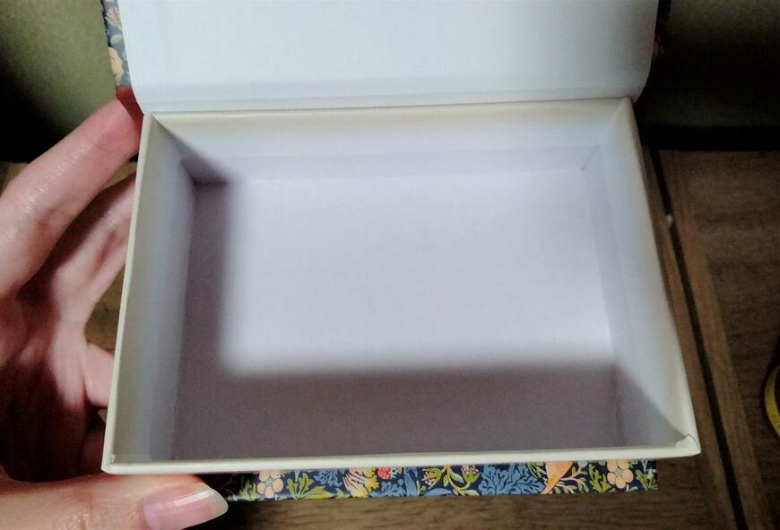 筆者撮影（セリア、ブック型ボックス S ウィリアム・モリス）