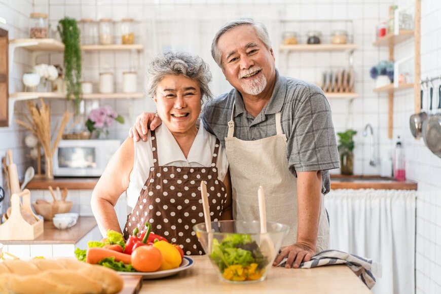 【年金生活のリアル】ひと月の「生活費」は約26万円！？「年金だけで生活できてる？」70歳時点で貯蓄額はいくらあるのか