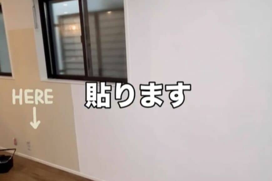【壁紙DIY】ソファ後ろの汚れた壁が、新しい壁紙で理想の空間へ！窓枠やコンセント周りも丁寧に仕上げて見違えるほど美しい壁に