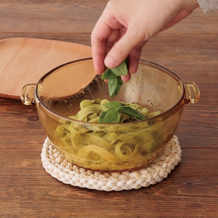 出所：ケユカ公式　レンジ調理で簡単 アンバーガラスのキャセロール