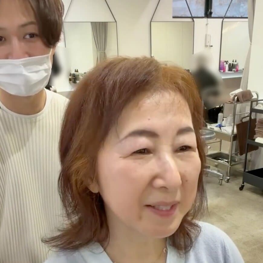 「行きましょう」娘の勧めで来店した母。薄毛・くせ毛をカバーする“丸みショート”で弾けるような笑顔に！