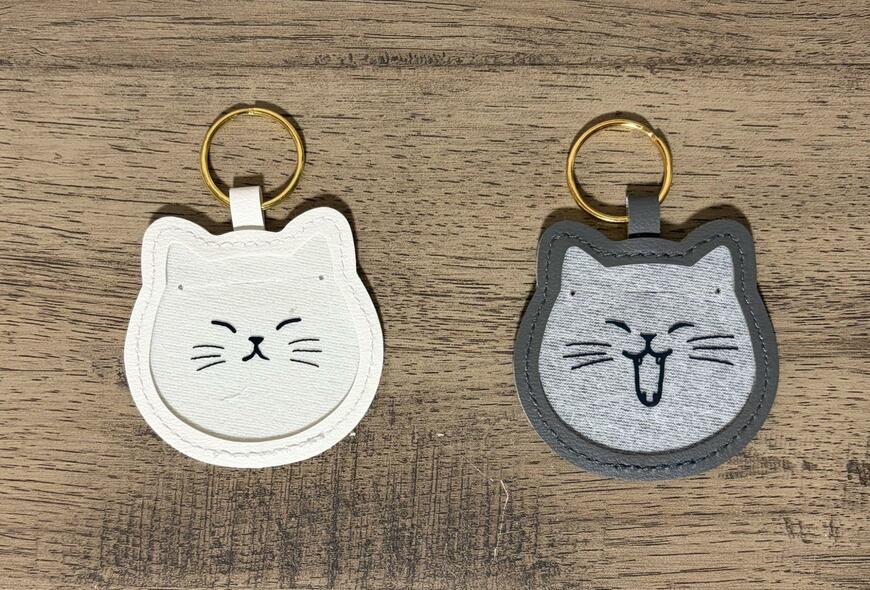 筆者撮影（セリア、合皮 ねこの毛チャーム GY＆WH）