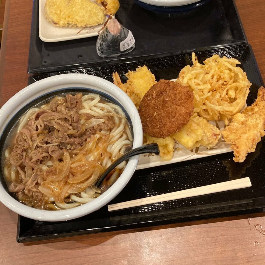 たっぷりのうどんと山盛りの揚げ物!