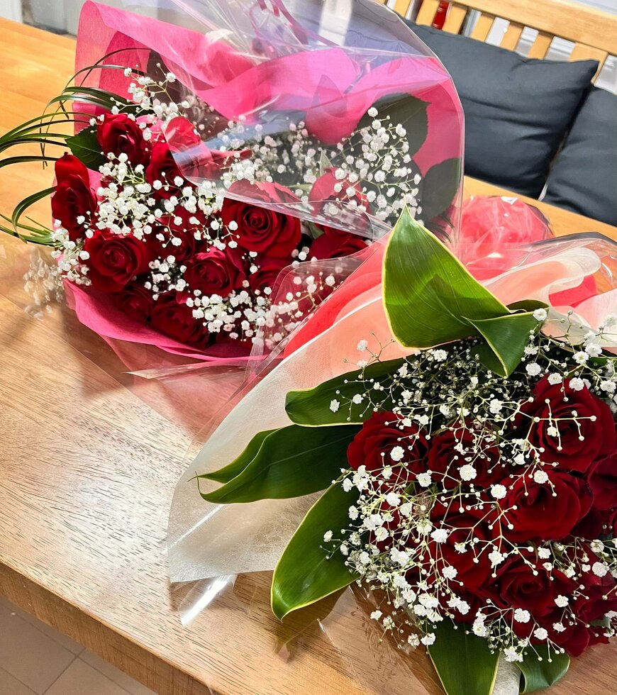 結婚記念日に贈られたバラの花束