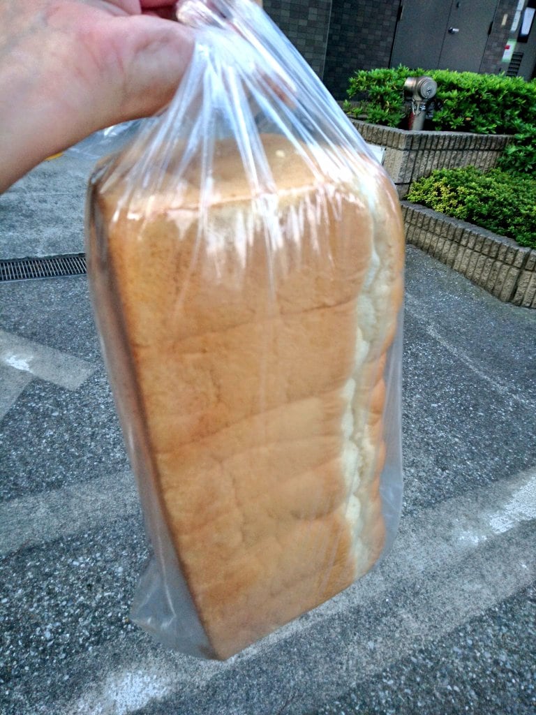 ビニール袋に包まれた食パン1本