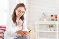 【65歳以上のおひとりさま】単身無職世帯はひと月2万9980円の赤字。老後は持ち家・健康が前提？賃貸なら赤字はさらに跳ね上がる