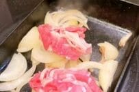 「朝7時に家を出る夫」に妻が作る【豚と玉ねぎのピリ辛炒め弁当】　食欲そそるおかずを綺麗に詰めた一品に「メッチャ美味しそう」