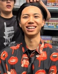 「着ている服に似合う髪型」を希望する男性　色気があるパーマヘアのおしゃれな変身姿に反響