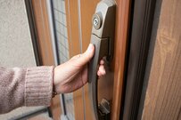 自宅の玄関を見た祖母「また変なの買ってきて…」鉄道ファンなら思わずほしくなるグッズに6.8万いいね