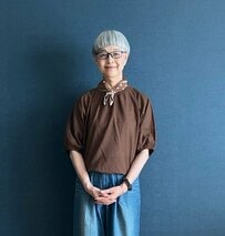 【70代マダム】夏のスタディオクリップ「リネンブラウス」の着こなしがハイセンス！「全然暑苦しくない」の声