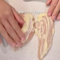 夫への愛情弁当には、大きな「ささみフライ」が2本も！卵焼きや大学芋などのたくさんのおかずを綺麗に詰めていく様子にも見惚れてしまう