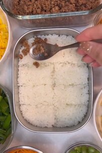 【きっちり美しい】サイコロ大学芋で作る「モザイク弁当」の細かくて丁寧な詰め方に惚れ惚れ